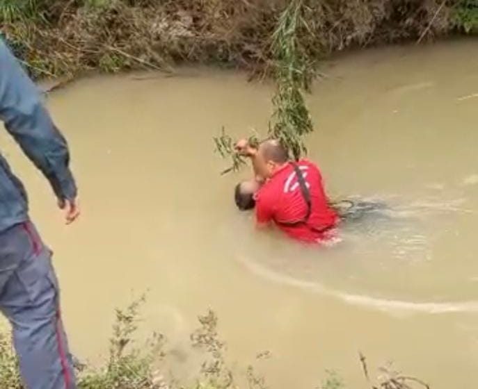  RESGATE: Homem foi salvo de afogamento em rio de Canoinhas