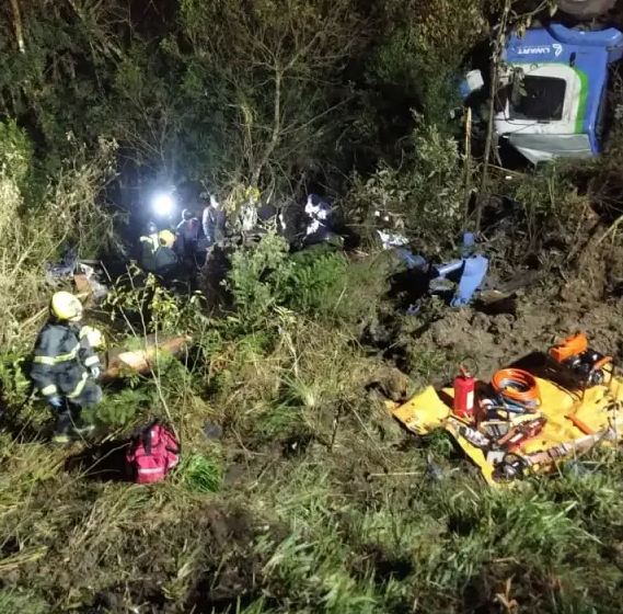  Acidente entre carro e caminhão deixa criança e outras duas pessoas mortas na Serra catarinense