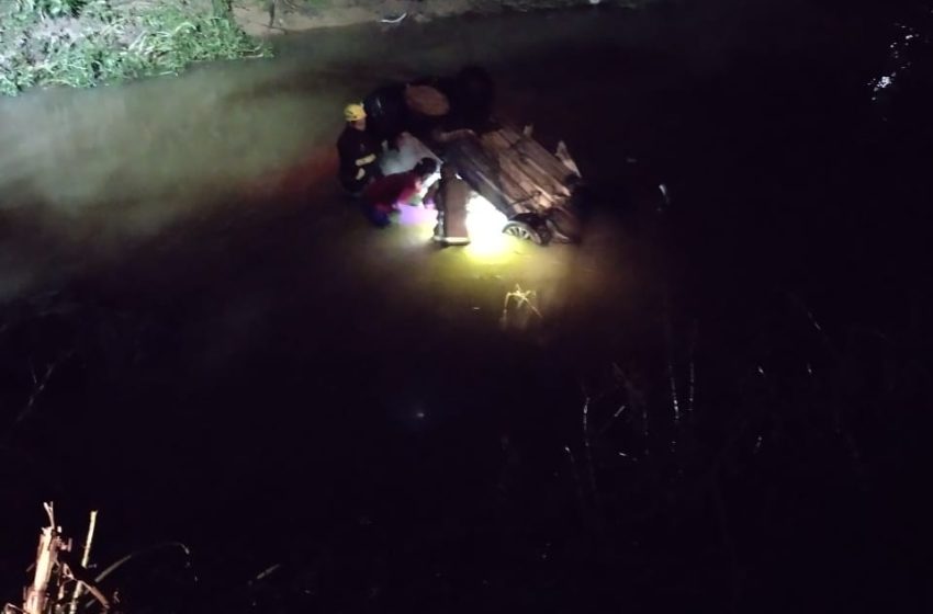  Carro cai em rio e motorista morre
