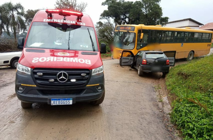  ônibus e carro se envolvem em acidente