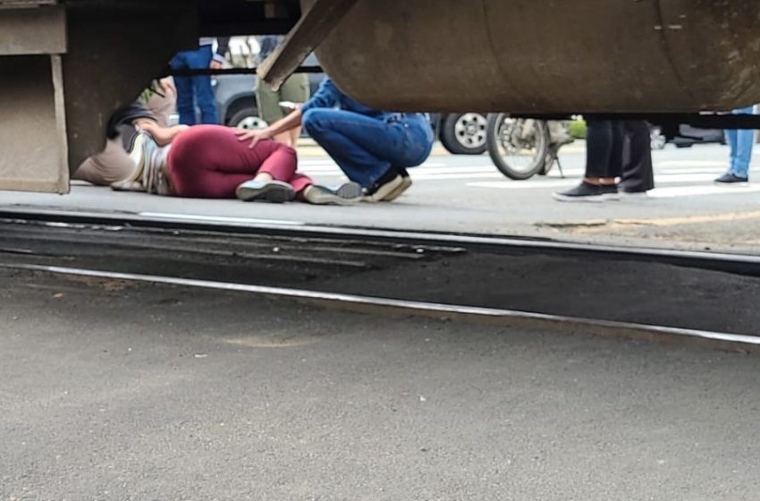  Mulher foi atropelada pelo trem ao salvar cão