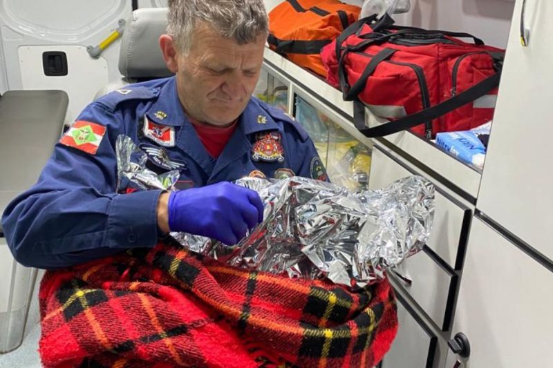  Recém-nascido foi encontrado na porta de casa dentro de uma caixinha