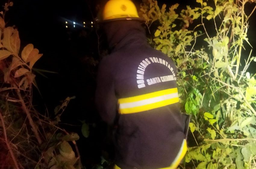  Carro cai em ribanceira de 30 metros com duas pessoas dentro