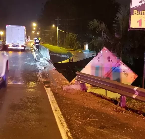  Caminhão cai de ponte na BR-470 e motorista fica ferido