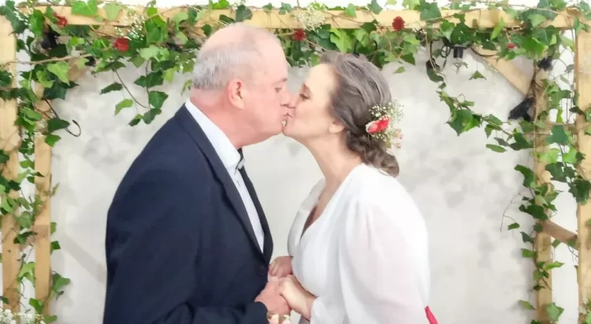  Mulher se apaixona por vendedor e casa em cerimônia celebrada por filhas