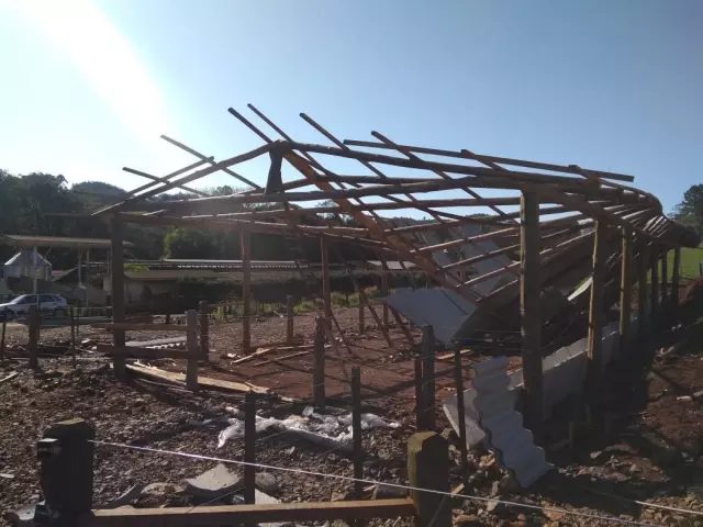  Telhado desaba com trabalhadores