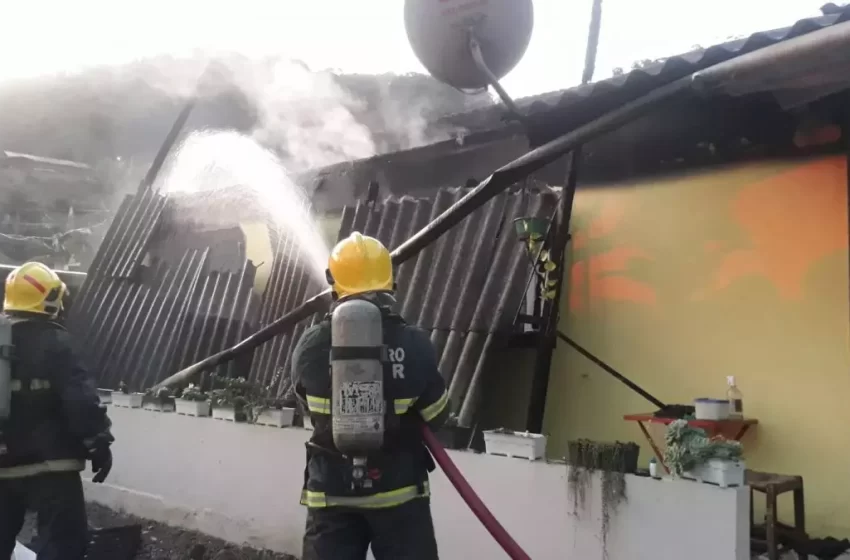  Após disjuntor do chuveiro desligar, mulher descobre que casa pegava fogo