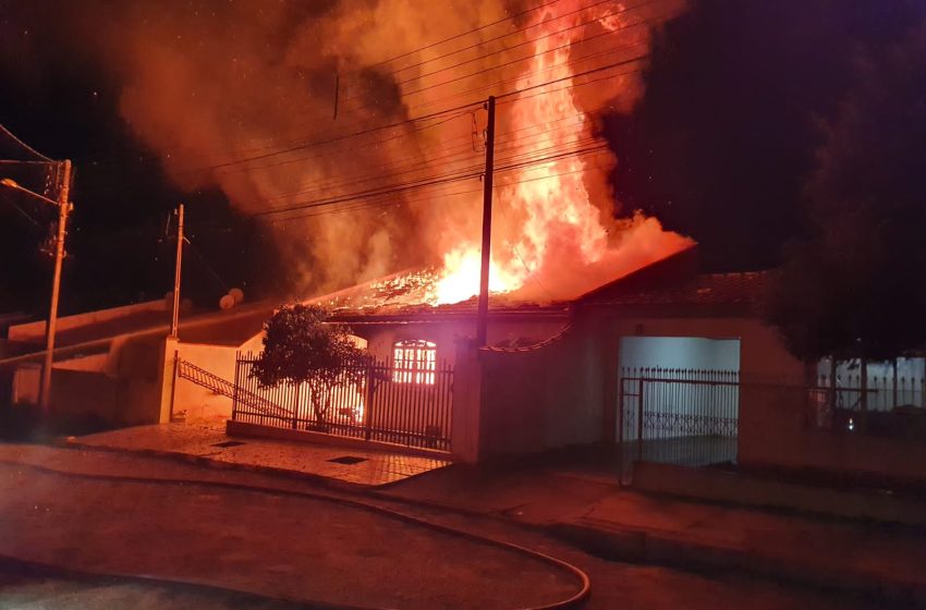  Incêndio destruiu uma residência na madrugada deste sábado (13)