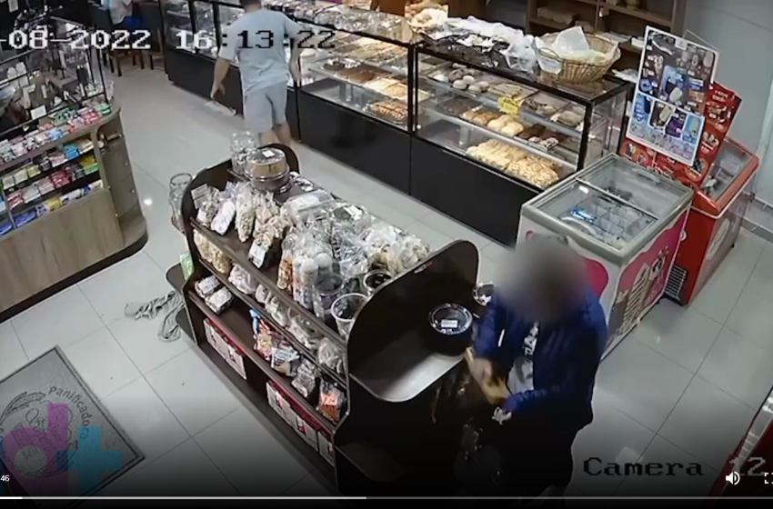  VÍDEO: Sem perceber câmeras, mulher furta diversos produtos em padaria