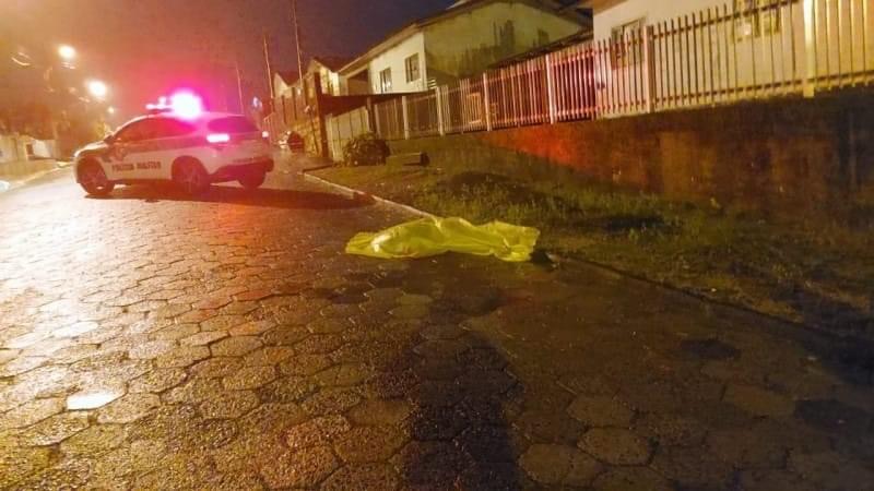  Mulher morre atropelada pelo caminhão do marido