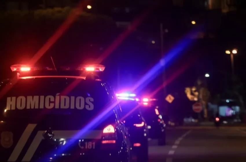  Garis encontram Corpo enrolado em cobertor