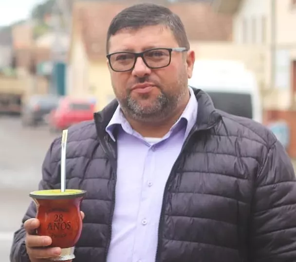  NEPOTISMO: Justiça determina que prefeito exonere a filha; veja detalhes