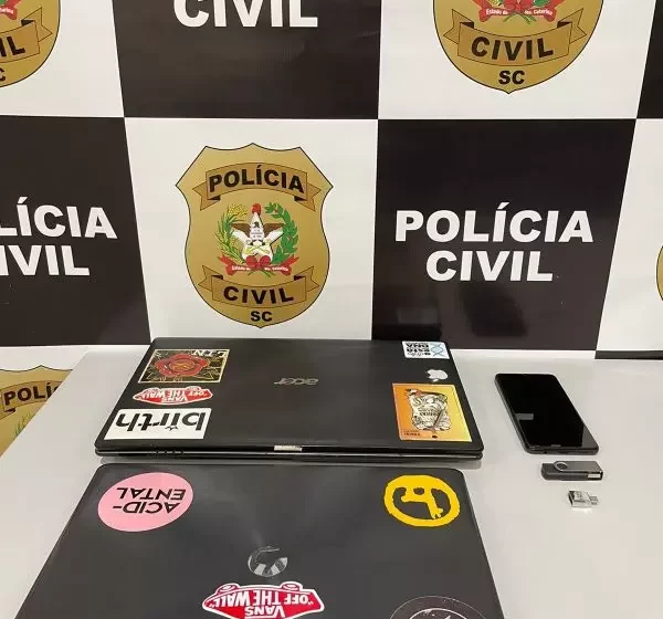  Professor de escola é preso com fotos e vídeos pornográficos de alunas