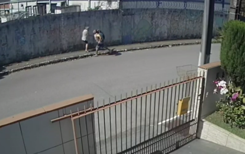  VÍDEO – Idosa leva soco enquanto caminhava e desmaia