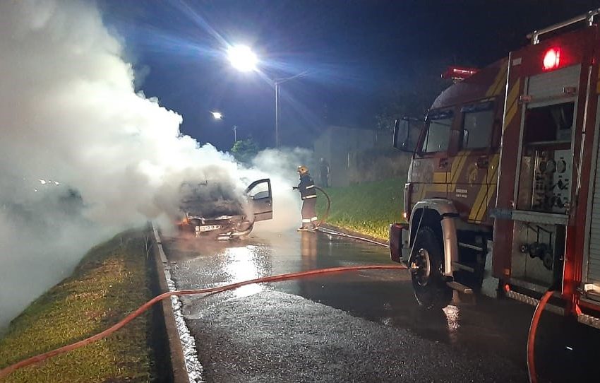  MOMENTO DE TERROR: Carro pega fogo com mãe e filha dentro
