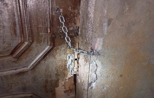  Mãe deixa filhos pequenos trancados em casa para ir à festa