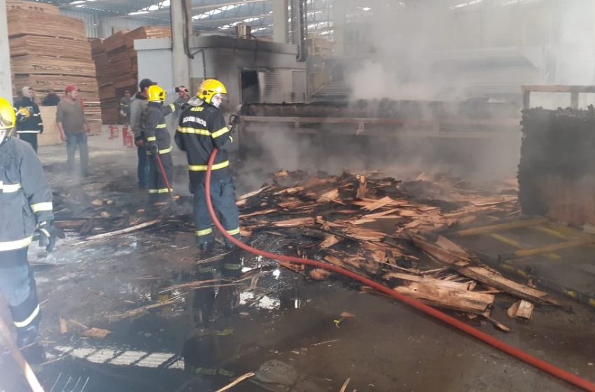  Empresa de madeiras pega fogo