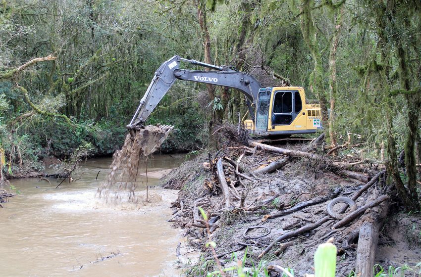  Secretaria de Obras atua na Limpeza de rios