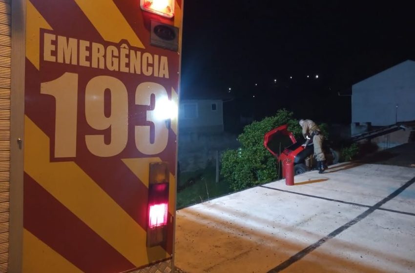  Capotamento: Carro fica pendurado em muro