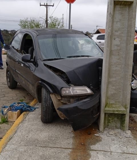  Carro bate em poste; bebê de 8 meses estava no veículo