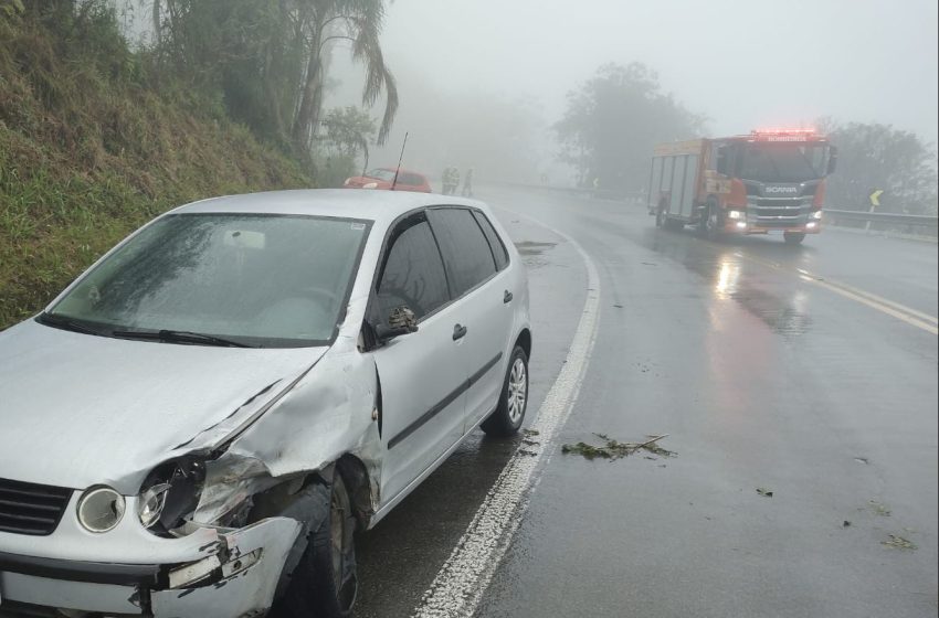  Carro perde controle em curva e bate de frente com outro