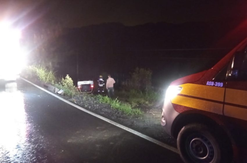  Motorista capota após desviar de veículo que vinha na contramão