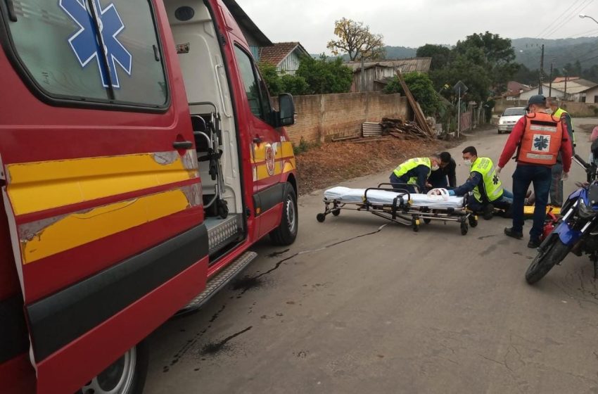  Moto bate em cachorro e deixa casal ferido