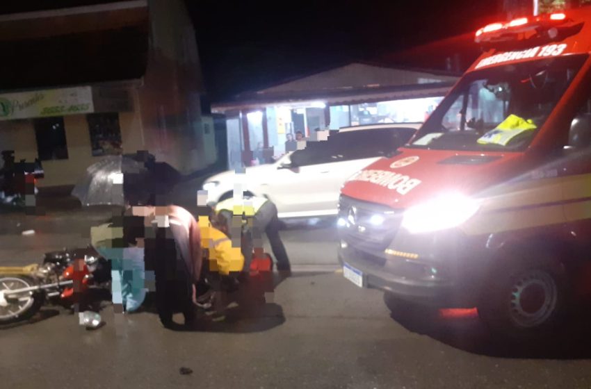  Carro e moto colidem no bairro Oxford e motoqueiro fica ferido gravemente