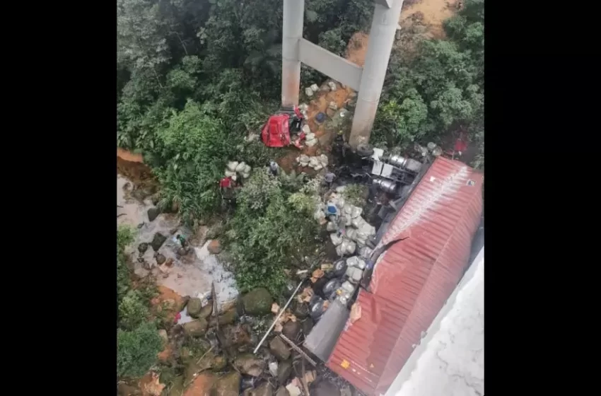  Caminhão sai da pista e cai em ribanceira na BR-101