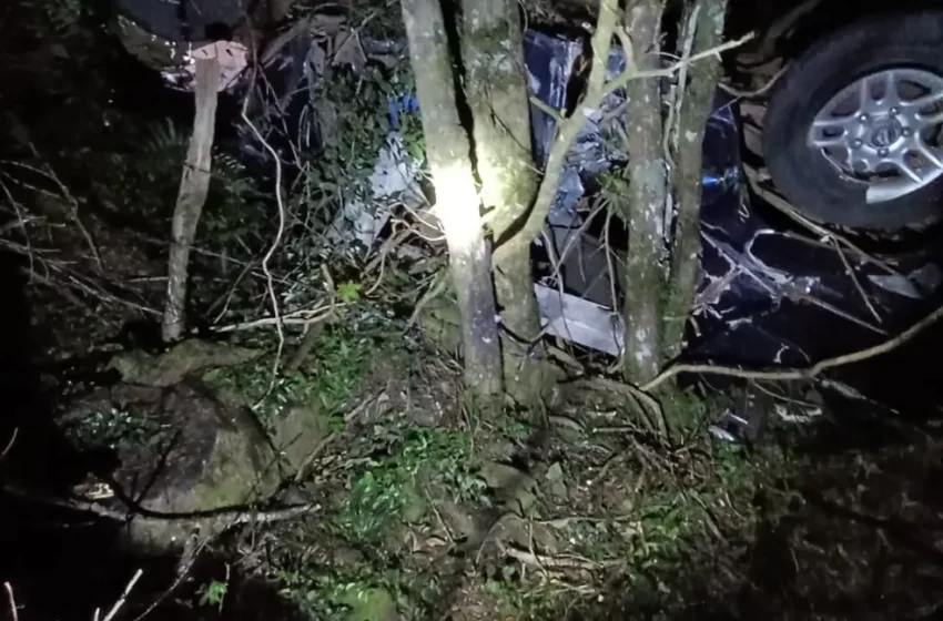  Carro cai de ponte de 5 metros mulher morre e 2 ficam feridos