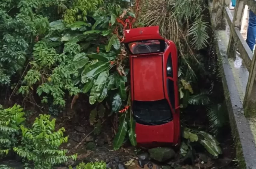  Carro cai em barranco e ninguém foi encontrado no local