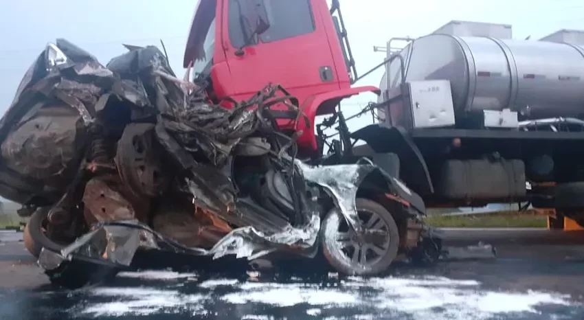  Acidente entre três veículos deixa um morto e outro ferido