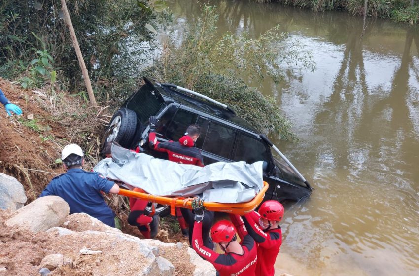  Corpo de menina de seis anos desaparecida estava em veículo que caiu no rio