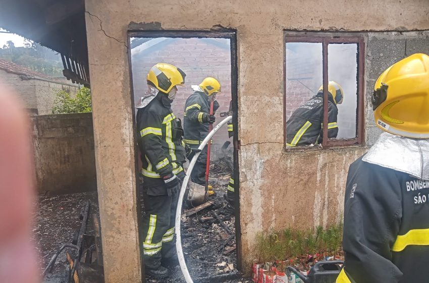  INCÊNDIO: Depósito de materiais foi tomado pelo fogo no bairro Serra Alta