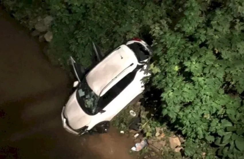  Empresário é achado em porta-malas de carro que caiu em rio durante sequestro