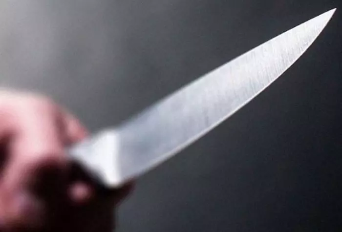  Marido esfaqueia esposa e pede para chamar a polícia