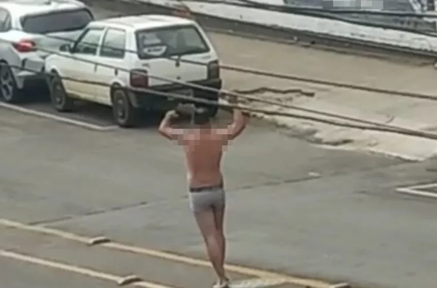  Homem caminha só de cueca na rua e acaba preso por tráfico de drogas
