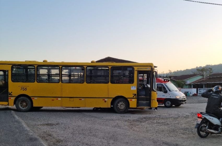  Acidente deixa Motociclista gravemente ferido após parar embaixo de ônibus