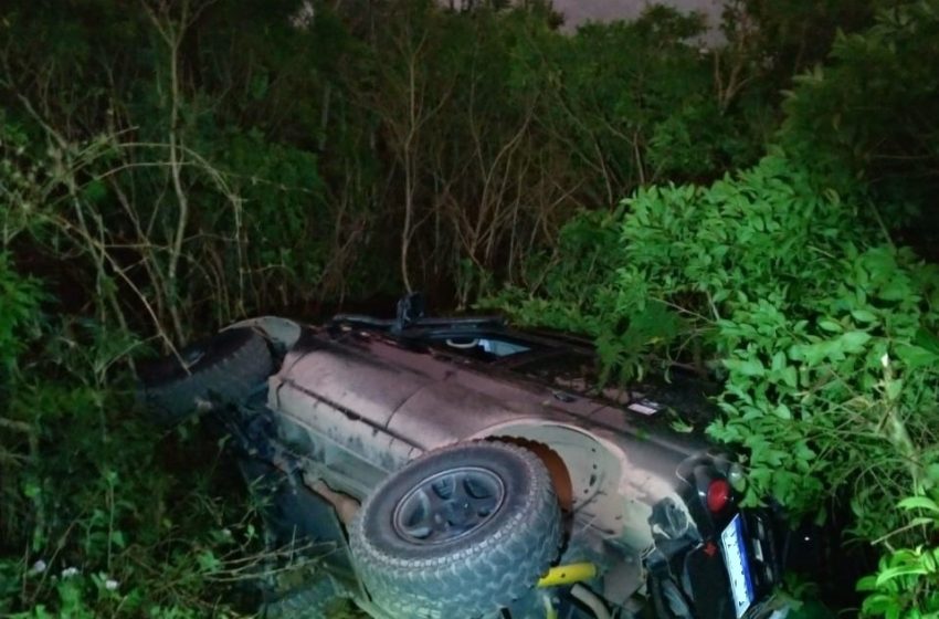  VÍDEO: condutor pula de veículo que rolou em ribanceira de 30 metros no Morro das Antenas