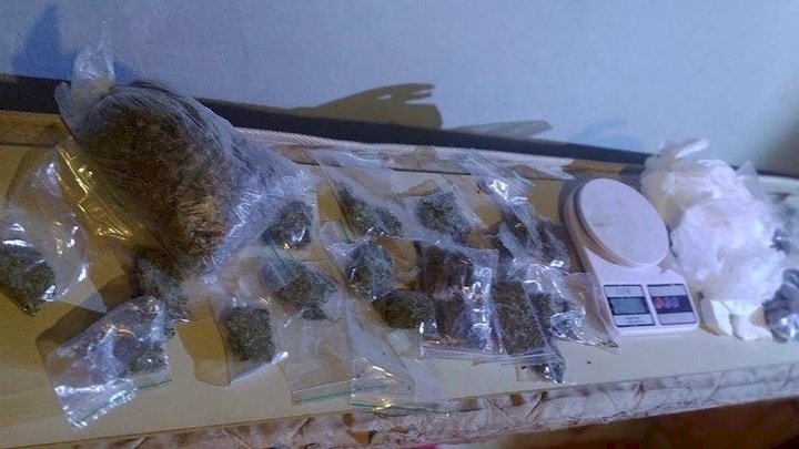  Maconha e cocaína são apreendidas durante abordagem policial; um homem foi preso