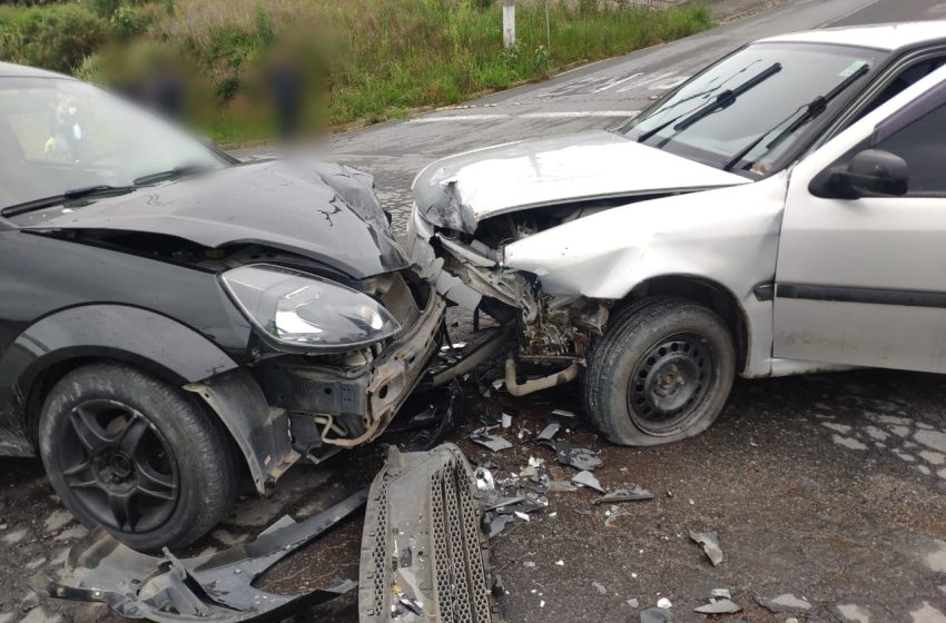  Pancada forte entre dois carros em SBS