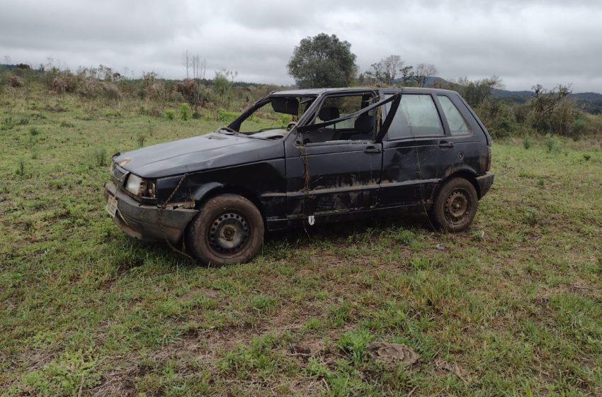  Carro cai em açude e caroneiro morre afogado em Timbó Grande