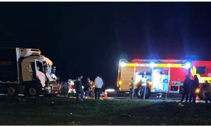  Caminhoneiro morre após bater na traseira de carreta na BR-101