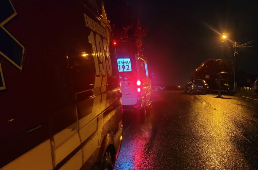  Escort com três ocupantes bateu em caminhão estacionado