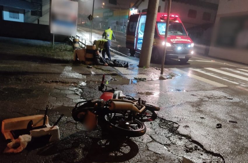  Carro corta a frente e motociclista fica ferido