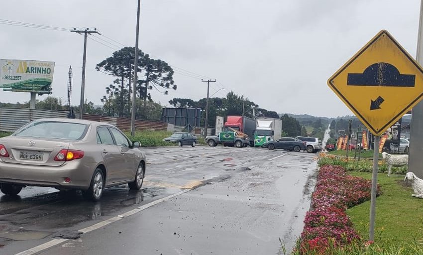  Passagem impedida na SC-418 em Campo Alegre