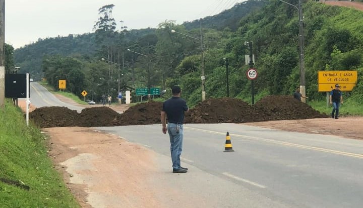  Nada passa na BR-280 em Corupá