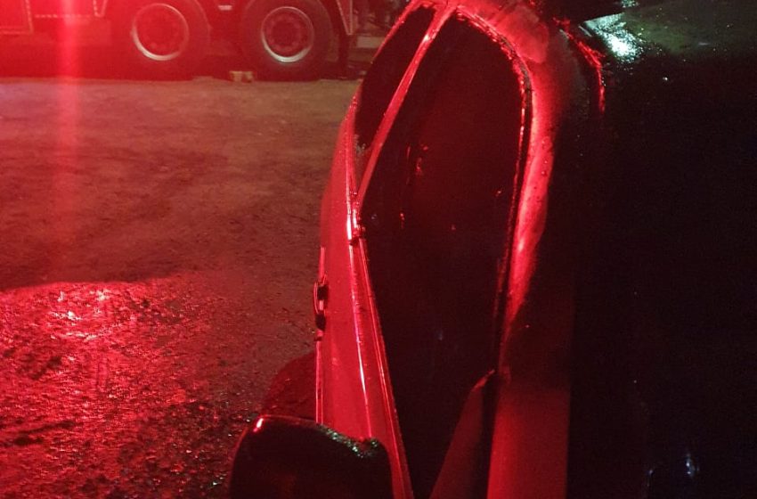  Carro tem seu interior totalmente destruído pelo fogo