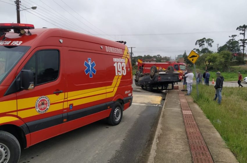 Ford Ranger capota com cinco pessoas dentro
