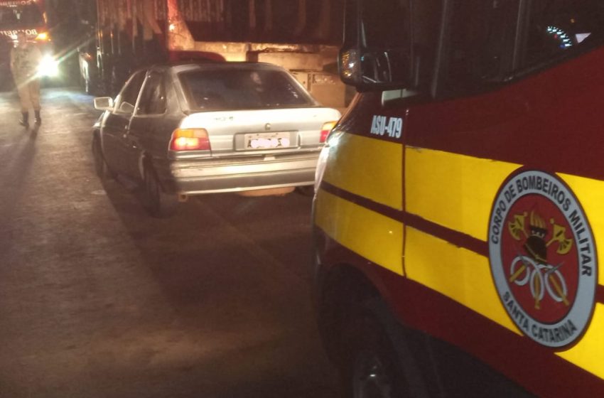  Caminhão parado na via causa acidente